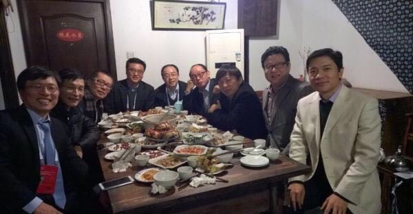 2014年11月21日晚，中國互聯(lián)網(wǎng)的“半壁江山”圍坐在一家小店陳舊的飯桌旁。